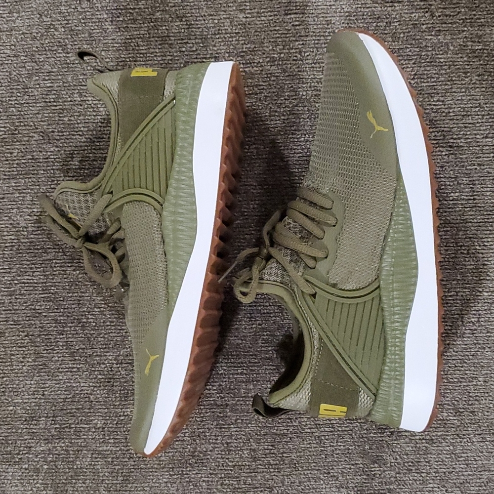 NWOT Puma soft foam sneakers